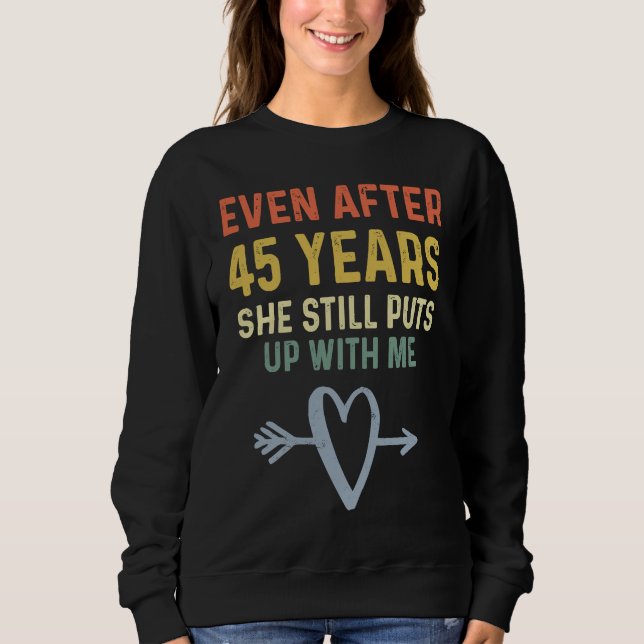 Sudadera 45th Anniversary  Couples She Still Puts Up With M (Anverso)