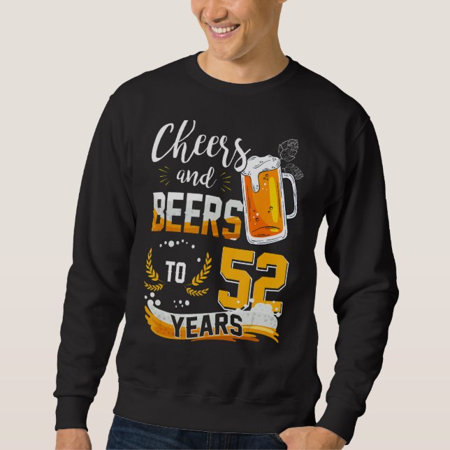 Sudadera 52 Alegres Y Cervezas A 52 Años Nacidos (Anverso)