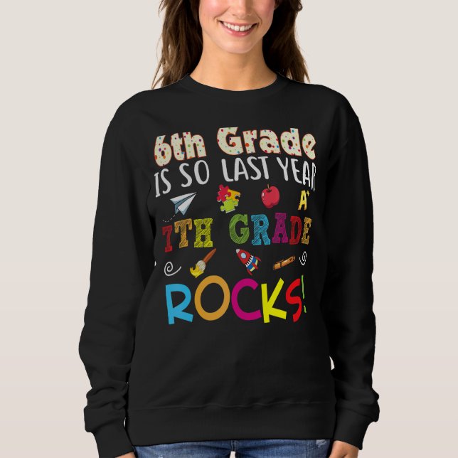 Sudadera 6.º Grado Es Tan El Año Pasado Que El Séptimo Vuel (Anverso)