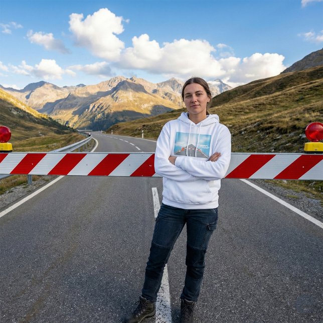 Sudadera Acceso bloqueado a través de barreras rojas y blan (Subido por el creador)