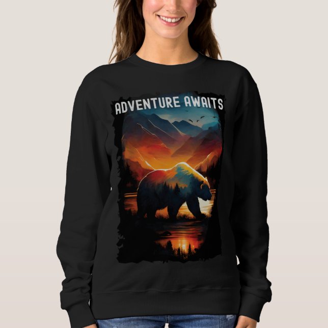 Sudadera Adventure Awaits bear hiking camping mountains (Anverso)