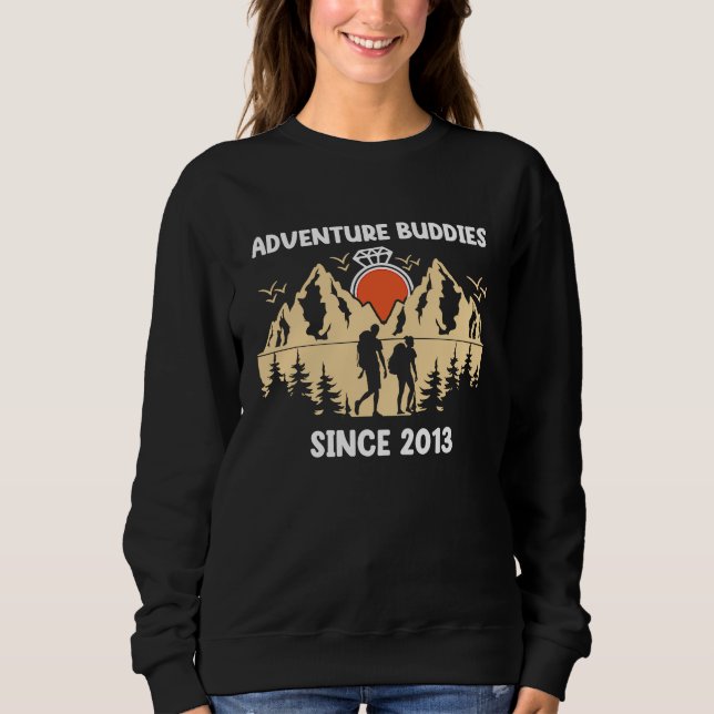 Sudadera Adventure Buddies Since 2013 Hiking Partner (Anverso)