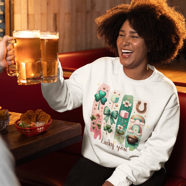 Sudadera Afortunadamente, las mujeres de color verde y rosa (Lucky You Personalized Green and Pink Women’s Sweatshirt)