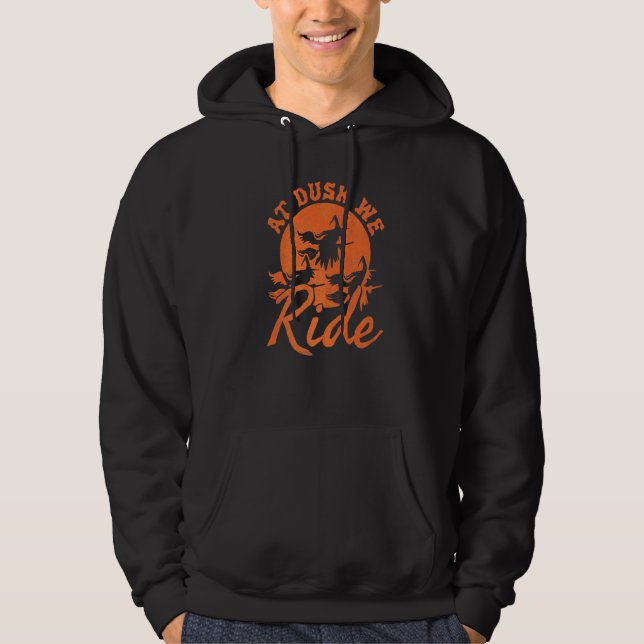 Sudadera Al Anochecer Cabalgamos Bruja de Halloween (Anverso)
