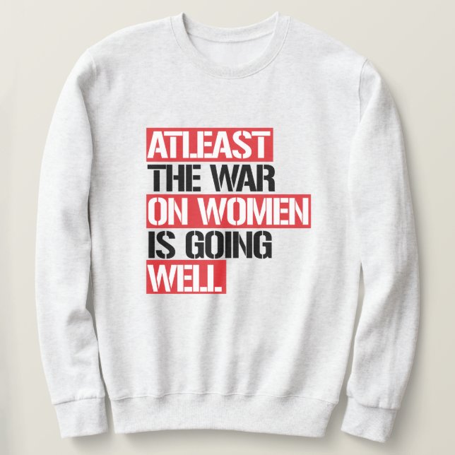 Sudadera Al menos la guerra contra las mujeres va bien (Anverso del diseño)