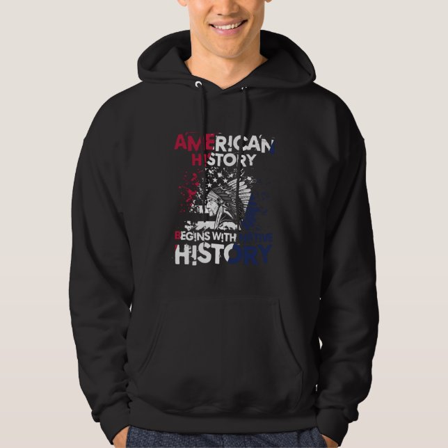 Sudadera American History Begins With Native History (Anverso)