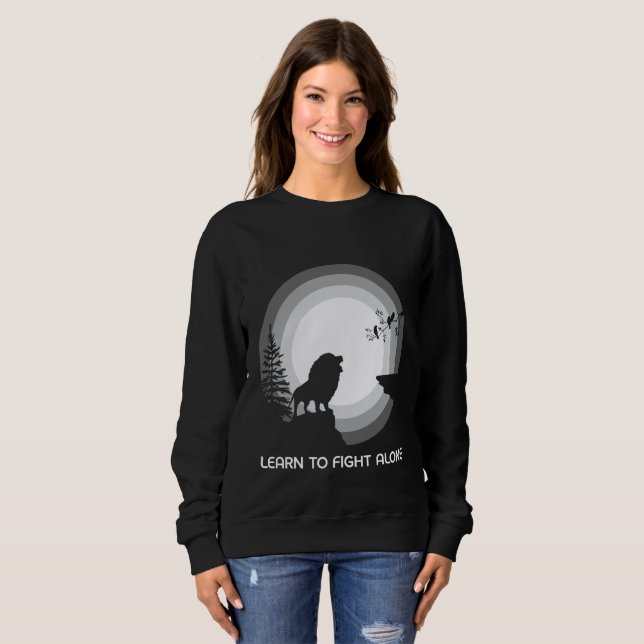 Sudadera Aprende a Luchar Solo – León Bajo Luz de Luna (Anverso completo)