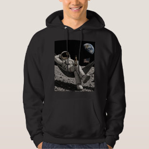 Sudadera Astronauta relajándose con cerveza en la Luna