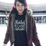 Sudadera Baby its cold Outside Cute Christmas Women's<br><div class="desc">Diseño con linda tipografia Navideña con la Frase "Baby its cold Outside" en color blanco,  diseño ideal para regalar en Navidad A ese ser querido amante de los diseños de Navidad.</div>