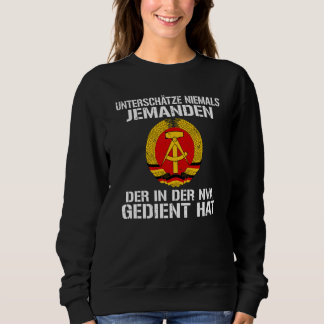 Sudadera Backprint Never underestimate an old man from the
