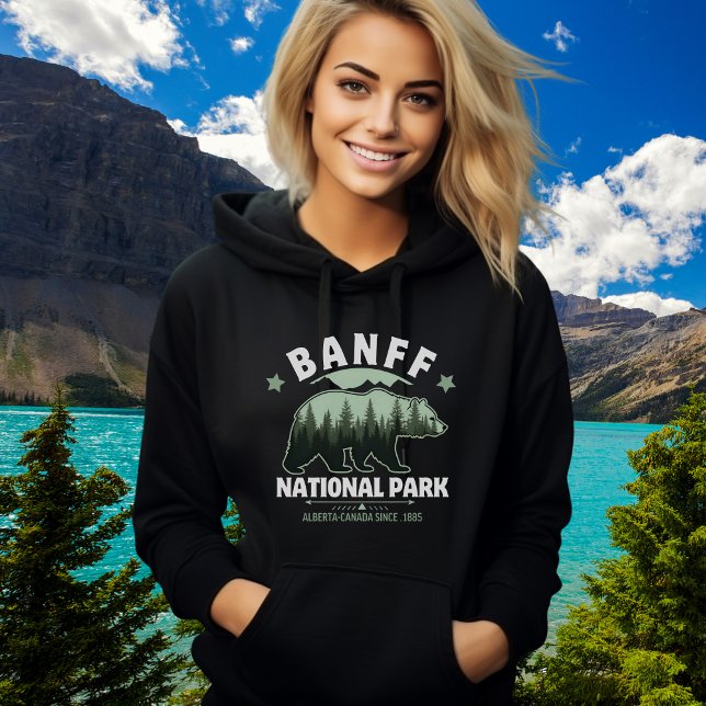Sudadera Banff Canada Souvenir – Wild Bear in Pine Forest  (Subido por el creador)