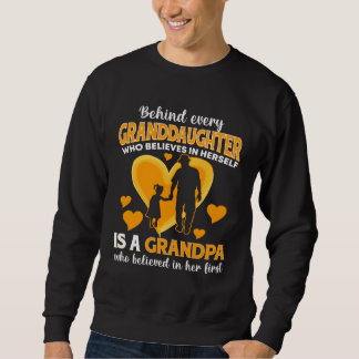 Sudadera Behind Granddaughter Who Believes In Herself is A 