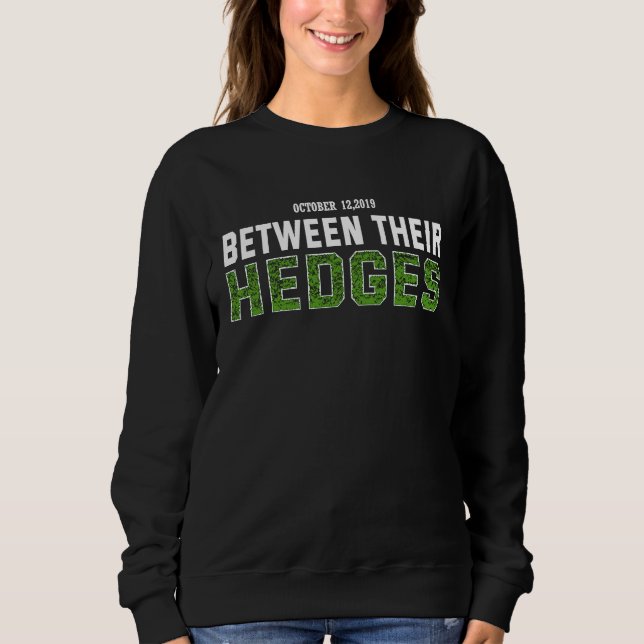 Sudadera Between Their Hedges Football Thanksgiving Men Wom (Anverso)