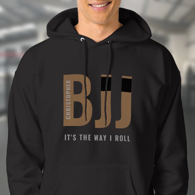 Sudadera BJJ Brasileño Jiu Jitsu Añadir nombre cinturón mar (Brown Belt Black hoodie worn by male model in a gym.)