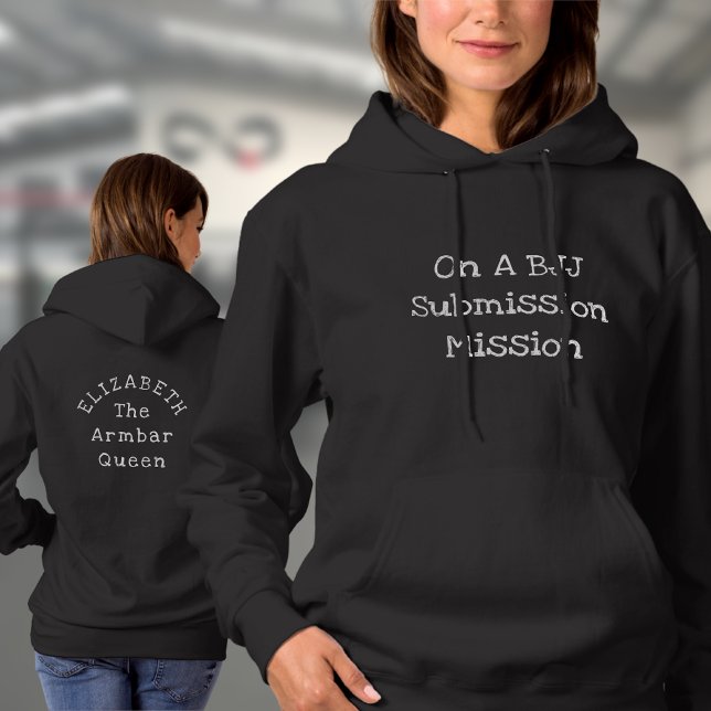 Sudadera BJJ Diseñar su propio nombre de plantilla Personal (Woman's BJJ black hoodie with front and rear prints worn by a female model in the gym)