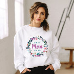 Sudadera Boho Floral Wreath mejor mamá de todos<br><div class="desc">Personalizado imprimió sudaderas personalizadas con tu texto o fotos. Este diseño femenino del Día de la Madre se personaliza con la cita "Mejor Mamá Nunca" o agrega tu propio texto en una corona floral de color bonito boho en tonos morados, azules y verdes. Utilice las herramientas de diseño para agregar...</div>