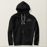 Sudadera Bordada Con Capucha Hoodie de los hombres recién casados<br><div class="desc">Para el Groom mostrado es un capucha negra en la cremallera para relajarse. Texto bordado en blanco en el frente y en la parte posterior/Sólo casado. Personalizar este artículo o compra tal cual.</div>