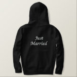 Sudadera Bordada Con Capucha Hoodie de los hombres recién casados<br><div class="desc">Para el Groom mostrado es un capucha negra en la cremallera para relajarse. Texto bordado en blanco en el frente y en la parte posterior/Sólo casado. Personalizar este artículo o compra tal cual.</div>