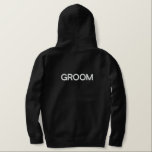 Sudadera Bordada Con Capucha Hoodie Groom para hombres<br><div class="desc">Para el Groom,  se muestra un capucha negro para relajarse. Texto bordado en blanco en la parte delantera y trasera.</div>