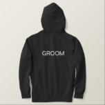 Sudadera Bordada Con Capucha Hoodie Groom para hombres<br><div class="desc">Para el Groom,  se muestra un casquillo de color Heather Charcoal para relajarse. Texto bordado en blanco en la parte delantera y trasera.</div>