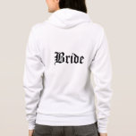 Sudadera Bride Hoodie<br><div class="desc">Una suave cremallera para que la novia se relaje en blanco y tiene el texto de la novia en el frente y en la parte posterior. Personalizar este artículo o compra tal cual.</div>