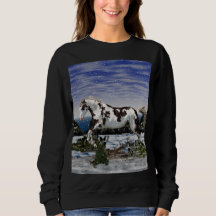 Caballo de pintura castaño y blanco en nieve