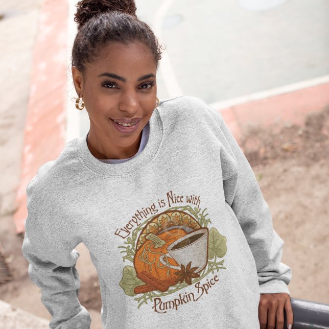 Sudadera Café con especias de calabaza (Pumpkin Spice Coffee Sweatshirt - "Everything is Nice with Pumpkin Spice" Vintage Style Design)