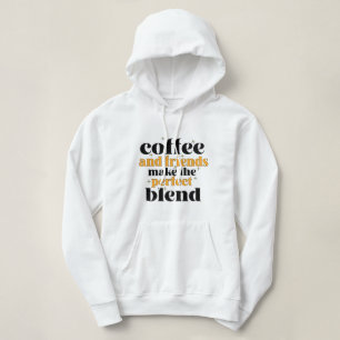 Sudadera café y amigos hacen de la mezcla perfecta