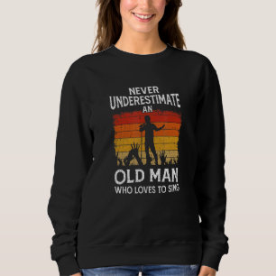 Sudadera Cantante masculino nunca subestima a un anciano qu