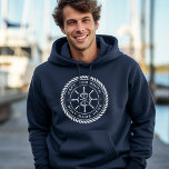 Sudadera Capitán nombre del barco armazón de la cuerda rued<br><div class="desc">Camiseta azul marino con capucha con emblema blanco y elegante de la rueda y la cuerda del barco con el nombre del capitán de su personalizado y el nombre del barco.</div>