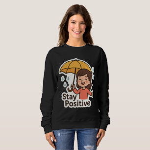 Sudadera Chica bajo la lluvia, pero con una sonrisa.