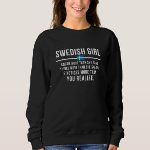 Sudadera Chica Sueca Sabe Más De Lo Que Dice Raíz Sueca