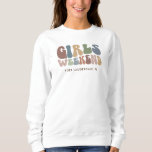Sudadera Chicas del partido Retro Bachelorette Novia fin de<br><div class="desc">Disfrute del espíritu del viaje de chicas con nuestra Personalizado Retro Typography Bachelorette Weekend Sweatshirt! Esta moda y elegante top sirven como el recuerdo perfecto de una escapada memorable con sus damas favoritas. La parte delantera de la camiseta muestra una cautivadora tipografía "Chicas Weekend" de inspiración vintage que captura perfectamente...</div>