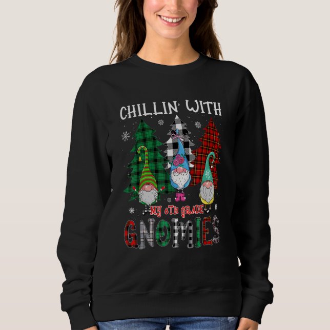 Sudadera Chillin con mis Navidades de gnomies de sexto grad (Anverso)