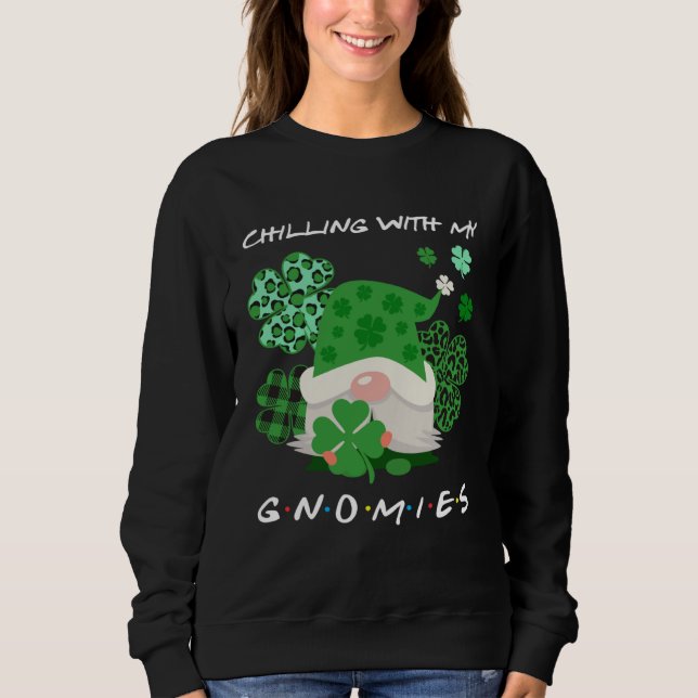 Sudadera Chilling With My Lucky Gnomies St Patrick s Day Gn (Anverso)