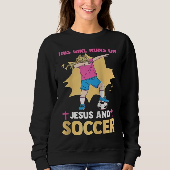 Sudadera Christian Soccer Player This Girl Runs On Jesus An (Anverso)