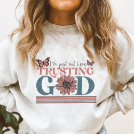 Sudadera Cita cristiana estoy aquí fuera confiando en Dios