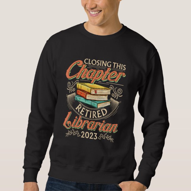 Sudadera Closing This Chapter Retired Librarian 2023 Book R (Anverso)