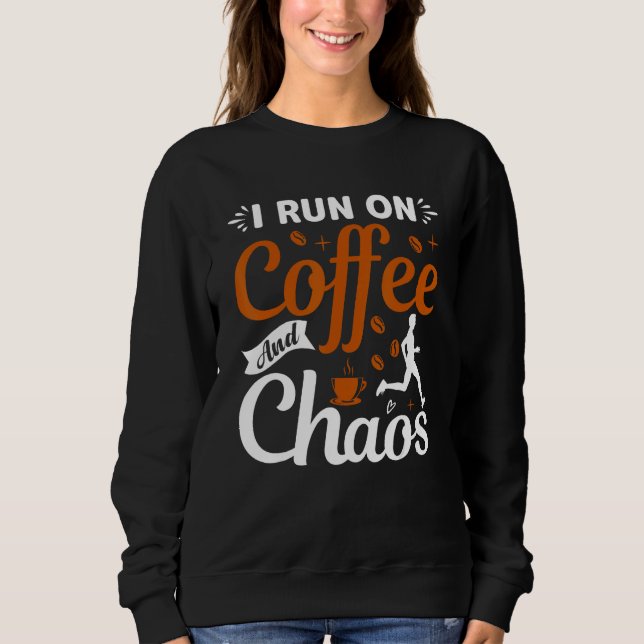 Sudadera coffee drinker saying I live on coffee and chaos 2 (Anverso)