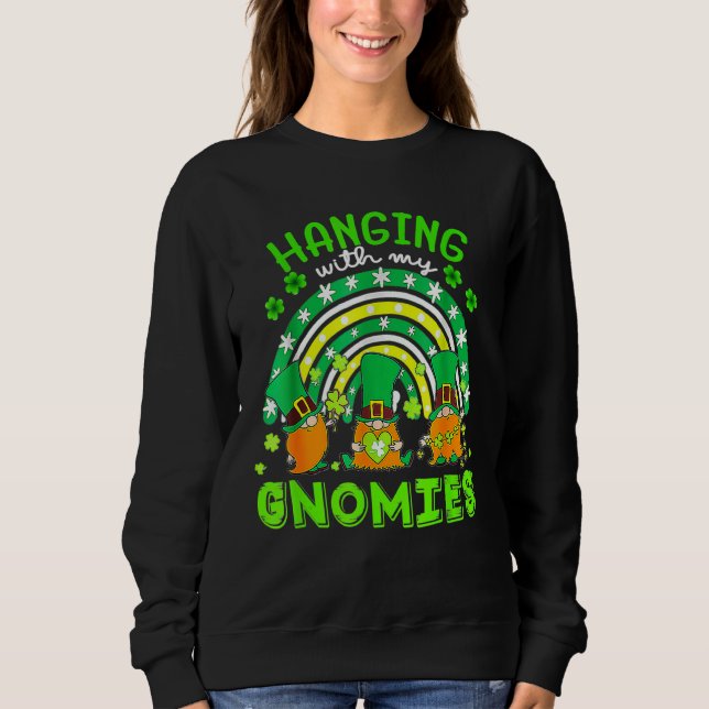 Sudadera Colgando Con Mis Gnomies Green Plaid Gnomes St Pat (Anverso)