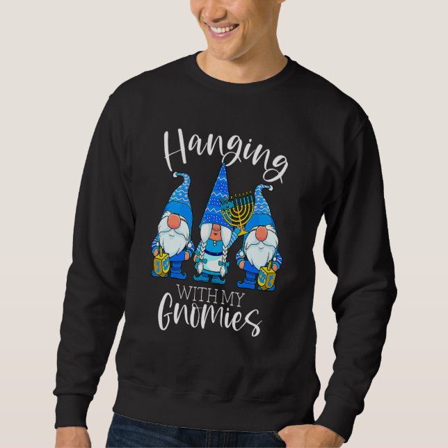 Sudadera Colgando Con Mis Gnomos de Hanukkah Gnomos Judíos  (Anverso)