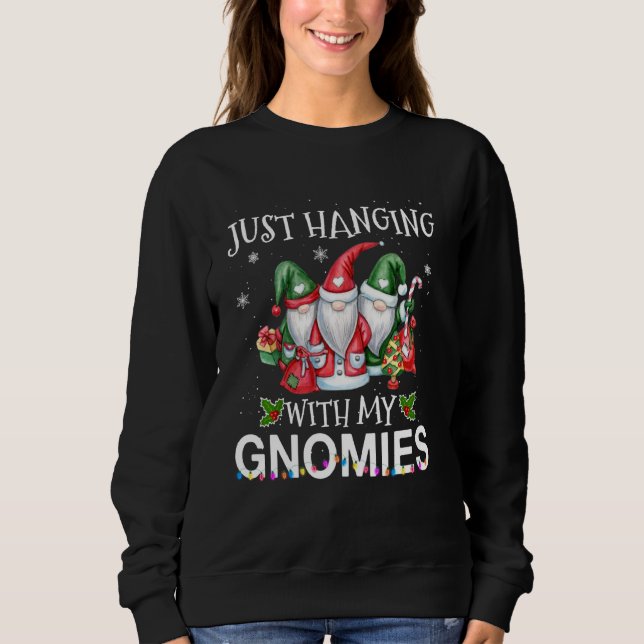 Sudadera Colgando Con Mis Navidades De Gnomies Santa Gnome  (Anverso)