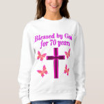 SUDADERA CRISTIAN PINK 70TH BIRTHDAY CROSS DISEÑN<br><div class="desc">Este cristiano y alegre de 70 años adorará celebrar cumplir 70 años con este hermoso diseño de 70 años de cruz rosa y mariposa en Tees, bolsas de té, tazas, almohadas y regalos. Delibera a su espiritual y a su Dios amando a los 70 años con un regalo de cumpleaños...</div>