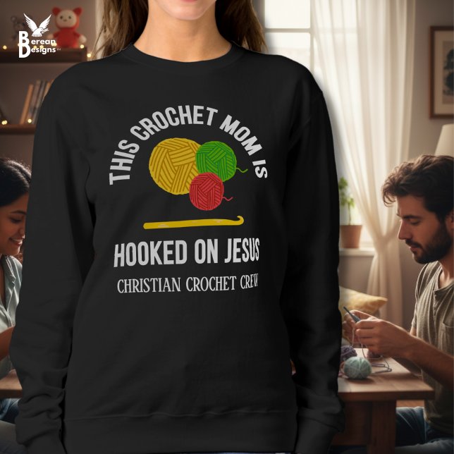 Sudadera CROCHET MOM HOOKED ON JESUS Crochet Crew (CROCHET MOM HOOKED ON JESUS Sweatshirt with customizable text. Great gift for Christian moms.)