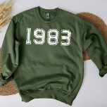 Sudadera Cumpleaños 1983 Vintage 40th Gift<br><div class="desc">Este regalo personalizado de cumpleaños de efecto oro Sweatshirt es perfecto para celebrar los 40 años y mostrar al mundo que la vida realmente empieza a esta edad. Es una gran elección para una fiesta de cumpleaños o una escapada de fin de semana divertida, y seguro que te hará sentir...</div>