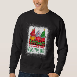 Sudadera Cupcakes alrededor del árbol de Navidad blanqueado