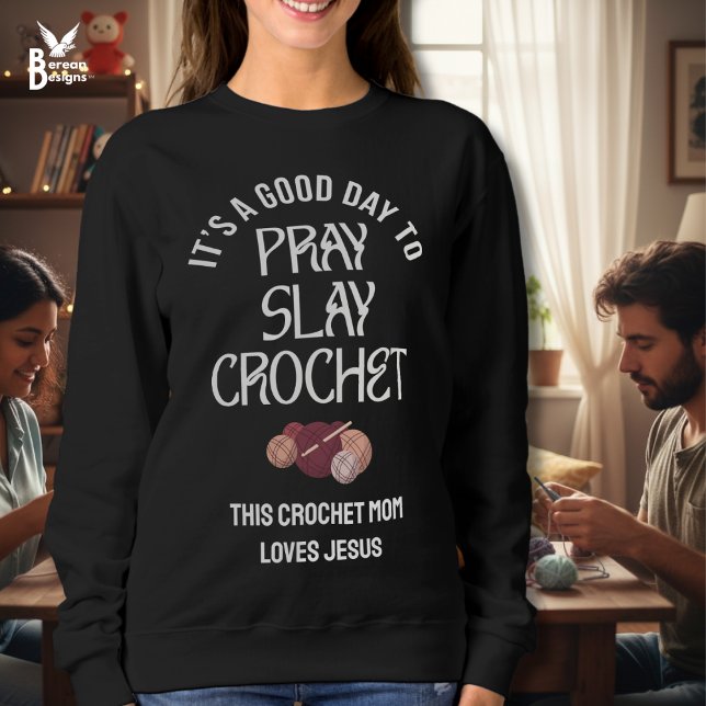 Sudadera Custom PRAY SLAY CROCHET Mom Crafter Christian (Christian PRAY SLAY CROCHET Mom Sweatshirt with customizable text for yarn-loving craftivists.)