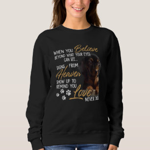 Sudadera Dachshund cree que el amor en el cielo nunca muere