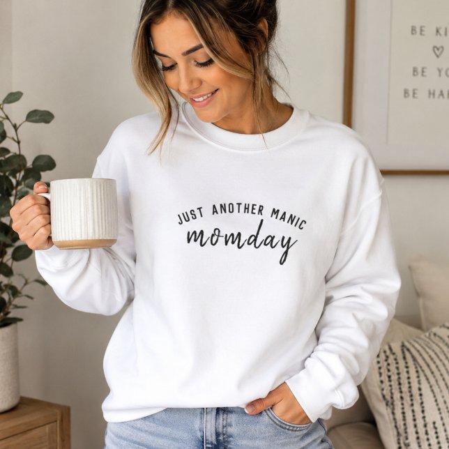 Sudadera de la vida de mamá | Solo otro lunes de m (Funny mom sweatshirt with Just Another Manic Momday quote for coffee runs and errands.)