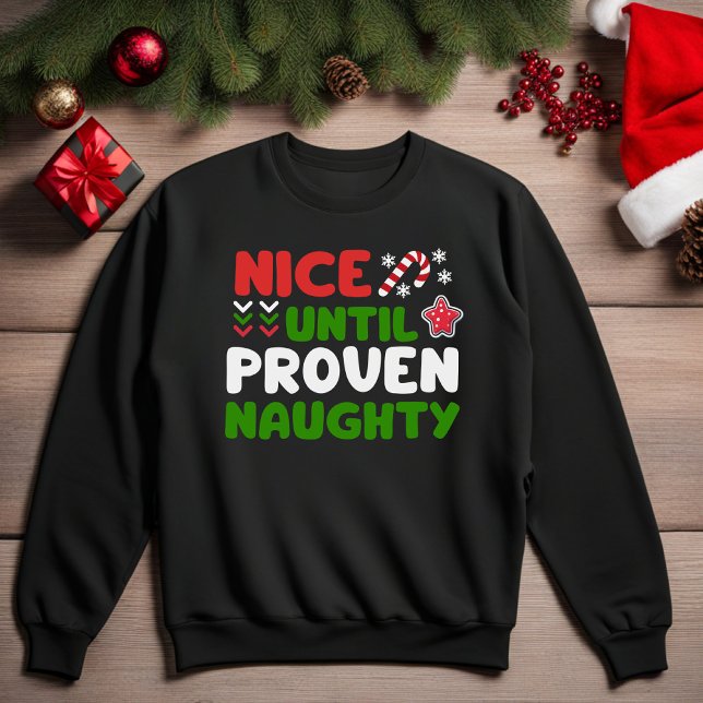 Sudadera de Navidad agradable hasta que se demuest (Nice Until Proven Naughty Funny Christmas Sweatshirt)